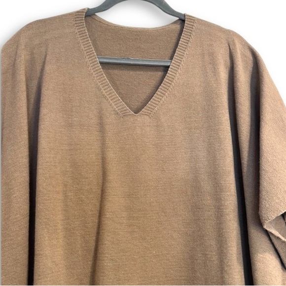 Chico's V Neck Taupe/Tan Oversized Soft Knit Poncho Sweater EUC - Picture 4 of 4